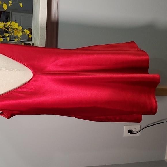 DELICATE TREASURES, red satin nightgown. Size‎ large. Adjustable straps. … - Picture 6 of 10